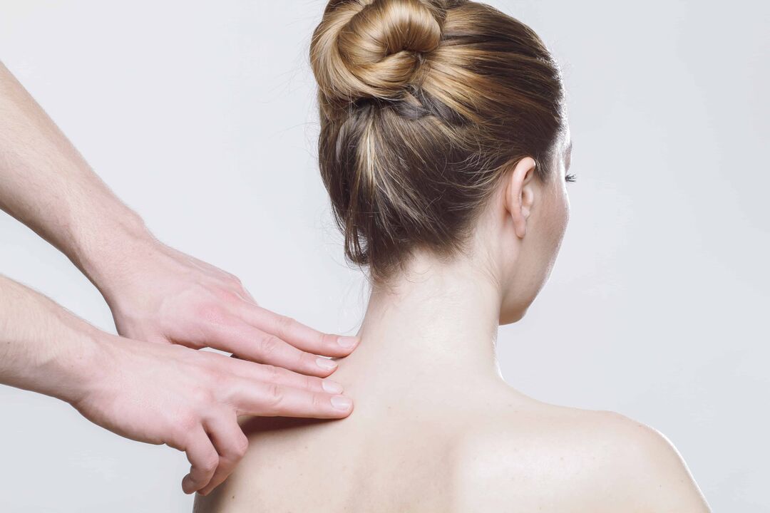 Un medico diagnostica un paziente con osteocondrosi della colonna vertebrale toracica